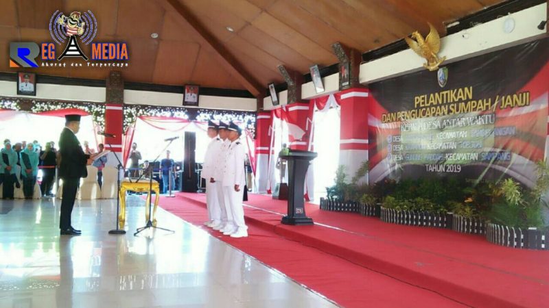 Prosesi pelantikan tiga Kepala Desa Antar Waktu oleh Bupati Sampang (H. Slamet Junaidi).