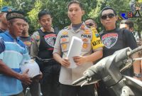 Kapolres Lumajang (AKBP Muhammad Arsal Sahban) saat mengembalikan motor kepada orang tua korban yang tewas saat di begal di Jember.