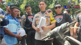 Kapolres Lumajang (AKBP Muhammad Arsal Sahban) saat mengembalikan motor kepada orang tua korban yang tewas saat di begal di Jember.