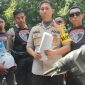 Kapolres Lumajang (AKBP Muhammad Arsal Sahban) saat mengembalikan motor kepada orang tua korban yang tewas saat di begal di Jember.