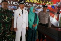 Kepala Desa antar waktu Desa Gunung Maddah (Moh. Soleh) didampingi istri, saat pose bersama dengan perwakilan Forkopimcam Sampang.