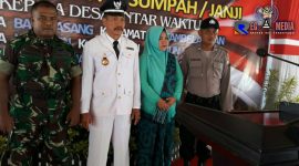 Kepala Desa antar waktu Desa Gunung Maddah (Moh. Soleh) didampingi istri, saat pose bersama dengan perwakilan Forkopimcam Sampang.