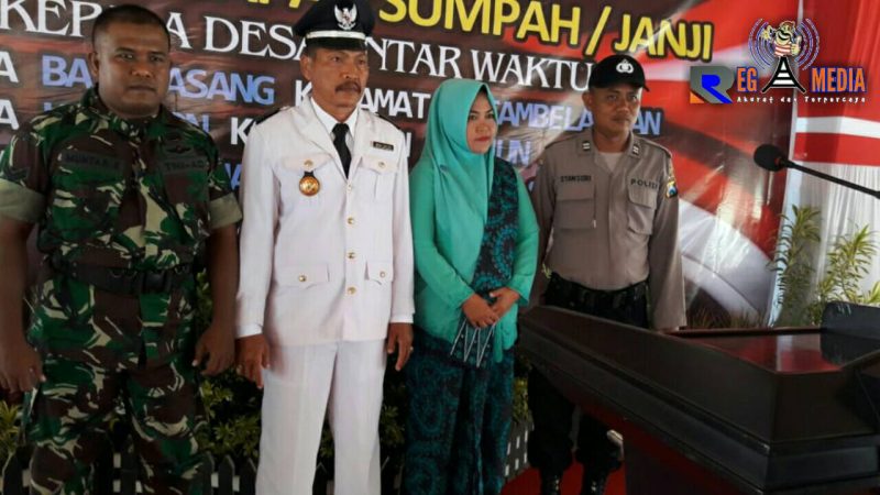 Kepala Desa antar waktu Desa Gunung Maddah (Moh. Soleh) didampingi istri, saat pose bersama dengan perwakilan Forkopimcam Sampang.