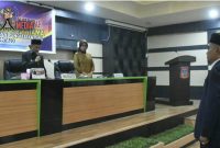 Bupati Gorontalo (Nelson Pomalingo) saat melantik Azis Nurhamidin sebagai Kadispendukcapil Kab. Gorontalo.