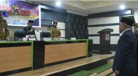Bupati Gorontalo (Nelson Pomalingo) saat melantik Azis Nurhamidin sebagai Kadispendukcapil Kab. Gorontalo.