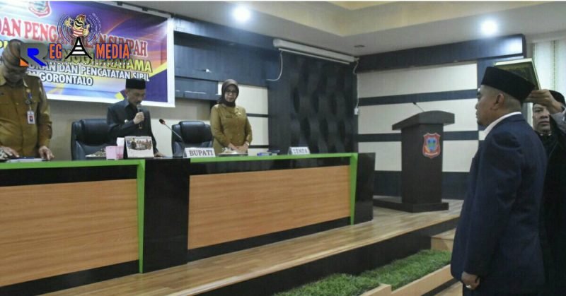 Bupati Gorontalo (Nelson Pomalingo) saat melantik Azis Nurhamidin sebagai Kadispendukcapil Kab. Gorontalo.