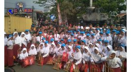 Walikota Cimahi (Ajay M Priatna) dan Wakil Walikota Cimahi (Ngatiyana) pose bersama dengan jajaran TNI dan para siswa-siswi.