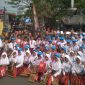 Walikota Cimahi (Ajay M Priatna) dan Wakil Walikota Cimahi (Ngatiyana) pose bersama dengan jajaran TNI dan para siswa-siswi.
