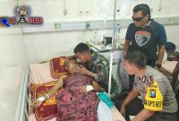 Kapolres Lumajang (AKBP Muhammad Arsal Sahban) saat menjenguk korban pembacokan di RS Bhayangkara Lumajang.
