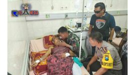 Kapolres Lumajang (AKBP Muhammad Arsal Sahban) saat menjenguk korban pembacokan di RS Bhayangkara Lumajang.