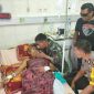 Kapolres Lumajang (AKBP Muhammad Arsal Sahban) saat menjenguk korban pembacokan di RS Bhayangkara Lumajang.