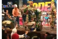 Salah satu kiai di Desa Gunung Maddah, Sampang, tengah berada di depan panggung orkesta.
