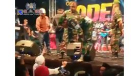 Salah satu kiai di Desa Gunung Maddah, Sampang, tengah berada di depan panggung orkesta.