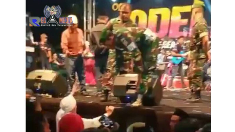 Salah satu kiai di Desa Gunung Maddah, Sampang, tengah berada di depan panggung orkesta.