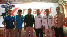 Agil Romondor (songkok) bersama pengurus karnaval pemuda dungaliyo.