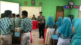 Banit Binkamsa Satbinmas Polres Sampang (Bripka Dody Fitria Darissalam) saat mensosialisasikan bahaya dan ancaman penyalahgunaan narkoba.