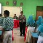 Banit Binkamsa Satbinmas Polres Sampang (Bripka Dody Fitria Darissalam) saat mensosialisasikan bahaya dan ancaman penyalahgunaan narkoba.