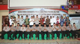Waka Polres Blitar pose bersama dengan PJU Polres Blitar dan pemuka agama.
