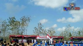 Pengibaran Bendera Merah Putih di Lapangan SMPN 1 Kecamatan Wonotirto, Blitar.