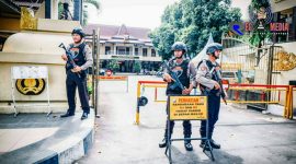 Terlihat sejumlah personel Tim Cobra Polres Lumajang tengah memperketat penjagaan didepan pintu Mapolres Lumajang.