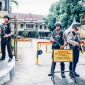 Terlihat sejumlah personel Tim Cobra Polres Lumajang tengah memperketat penjagaan didepan pintu Mapolres Lumajang.
