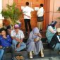 Beberapa warga tengah menunggu jam buka pelayanan Pengadilan Agama (PA) Sampang.