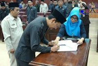Saat penandatanganan penetapan 11 Perda.