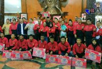 Bupati Blitar (Rijanto) pose bersama dengan para atlet yang diberikan reward.