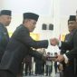 Ketua DPRD Sampang lama (Moh. Juhari) menyerahkan kepada Ketua DPRD Sampang yang baru (Fadol Abd. Rohim).