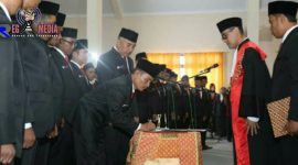 Fadol Abd. Rohim saat menandatangani penetapannya sebagai Ketua DPRD Sampang sementara.