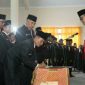 Fadol Abd. Rohim saat menandatangani penetapannya sebagai Ketua DPRD Sampang sementara.