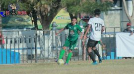 Pemain Persesa Sampang mencoba mengecoh pemain Suryanaga Connection Surabaya.