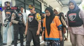 Umi Salma (tersangka penipuan) kawal Tim Cobra saat kroscek rumah + kantor investasi bodong.