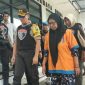 Umi Salma (tersangka penipuan) kawal Tim Cobra saat kroscek rumah + kantor investasi bodong.