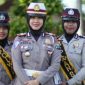 Kasat Lantas Polres Sampang AKP. Anita Kursi (tengah) pose bersama dengan Polwan Polres Sampang.