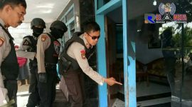 Tim Cobra Polres Lumajang saat mengecek TKP rumah warga yang menjadi terror bom bondet.