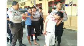 Dua pelaku pencurian uang sekolah saat digelandang anggota Polres Sampang.