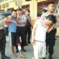 Dua pelaku pencurian uang sekolah saat digelandang anggota Polres Sampang.