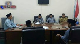 Baihaki Munir (kiri berpeci hitam) saat menggelar rapat fraksi PKB.
