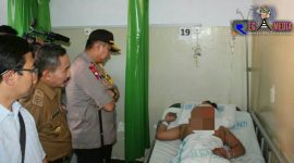 Kapolda Jawa Tengah  Irjend Pol Rycko Amelza Dahniel dan Pangdam IV/Dip Mayjen TNI Mochamad Effendi saat menjenguk anggota Polri yang jadi korban pembacokan.