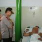 Kapolda Jawa Tengah  Irjend Pol Rycko Amelza Dahniel dan Pangdam IV/Dip Mayjen TNI Mochamad Effendi saat menjenguk anggota Polri yang jadi korban pembacokan.