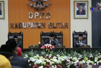 Ketua dan Wakil Ketua DPRD Sementara Kabupaten Blitar periode 2019/2024 memimpin paripurna.