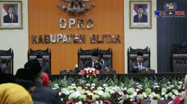Ketua dan Wakil Ketua DPRD Sementara Kabupaten Blitar periode 2019/2024 memimpin paripurna.