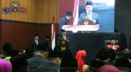 Bupati Blitar (Rijanto) saat membacakan sambutan Gubernur Jatim usai prosesi pelantikan DPRD Kab. Blitar terpilih.