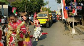 Peserta pawai kebangsaan Kecamatan Sutojayan, Kabupaten Blitar.