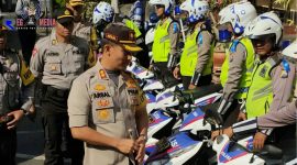 Kapolres Lumajang (AKBP. M. Arsal Sahban) saat mengecek kesiapan personel dan kendaraan sebelum dilaksanakannya operasi semeru 2019. 