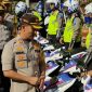 Kapolres Lumajang (AKBP. M. Arsal Sahban) saat mengecek kesiapan personel dan kendaraan sebelum dilaksanakannya operasi semeru 2019. 