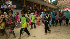 Antusias siswa-siswi SDN Rongdalem 2, Omben, saat mengikuti kegiatan Jalan Jalan Sehat (JJS) 