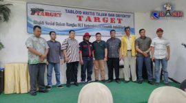 Pimpinan Redaksi Media Tabloid Target Habib Jeffan Achmad Pakaya (jaz kuning) pose bersama Habib Akh. Bunadiono Al Aqshor / Habib Gila (topi merah) dan seluruh pengurus/crew Media Tabloid Target.