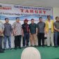 Pimpinan Redaksi Media Tabloid Target Habib Jeffan Achmad Pakaya (jaz kuning) pose bersama Habib Akh. Bunadiono Al Aqshor / Habib Gila (topi merah) dan seluruh pengurus/crew Media Tabloid Target.